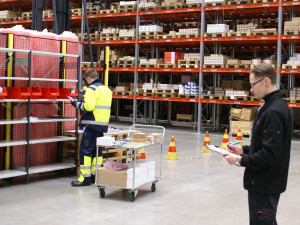 TaitajaPLUS 2019 logistiikan semifinaali Nurmijärvi, tuomari seuraa työskentelyä varastossa