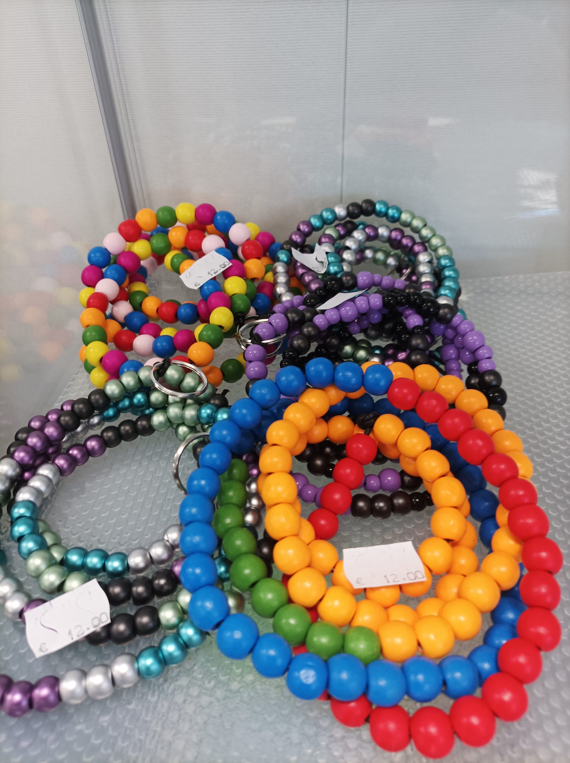 Erivärisiä, helmistä tehtyjä rannekoruja.