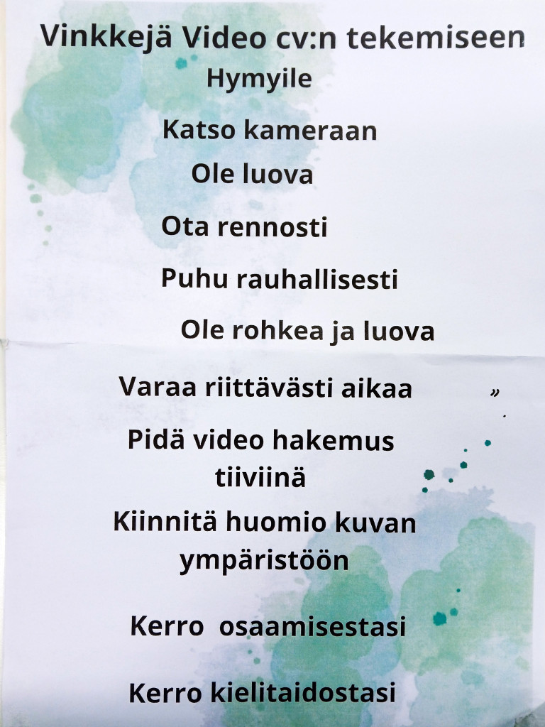 Lista video-cv-vinkeistä: hymyile, katso kameraan, ole luova, ota rennosti, puhu rauhallisesti, varaa riittävästi aikaa, pidä videohakemus tiiviinä, kiinnitä huomio kuvan ympäristöön, kerro osaamisestasi, kerro kielitaidostasi.