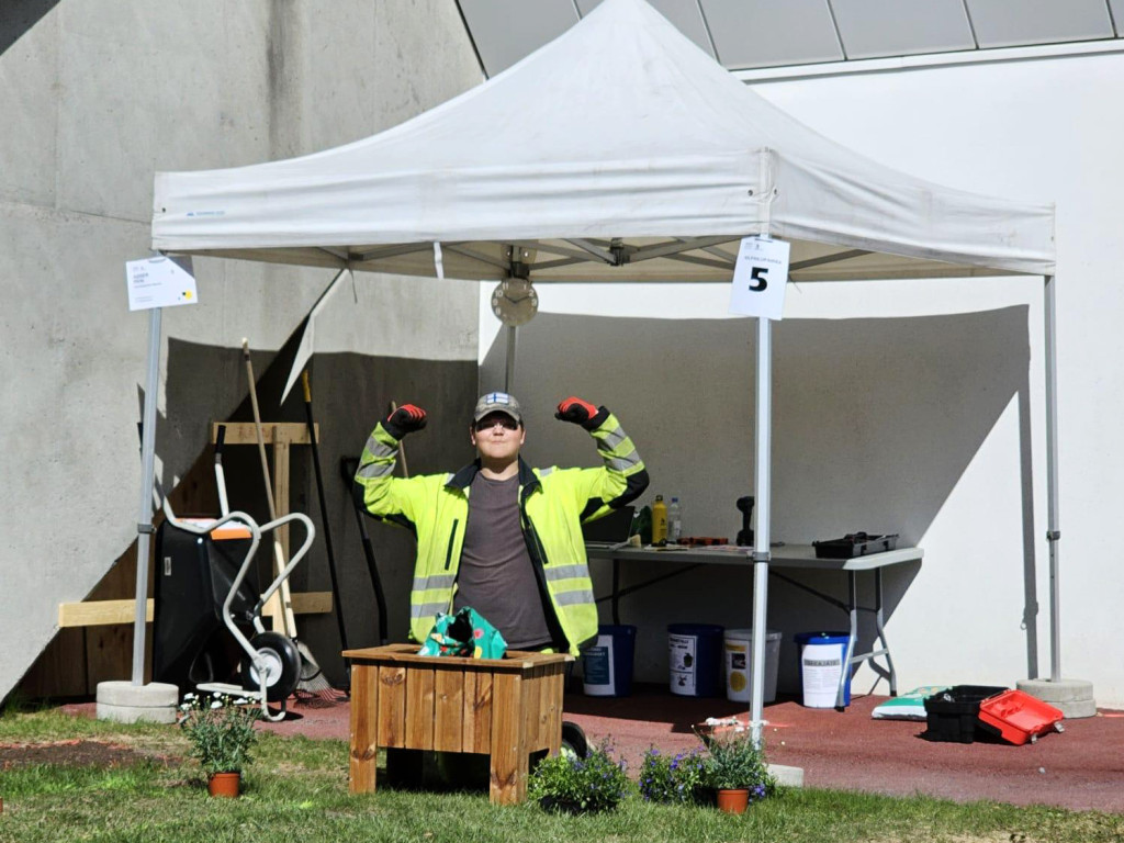 Taitaja PLUS -finalisti Asser Peni tuulettamassa.