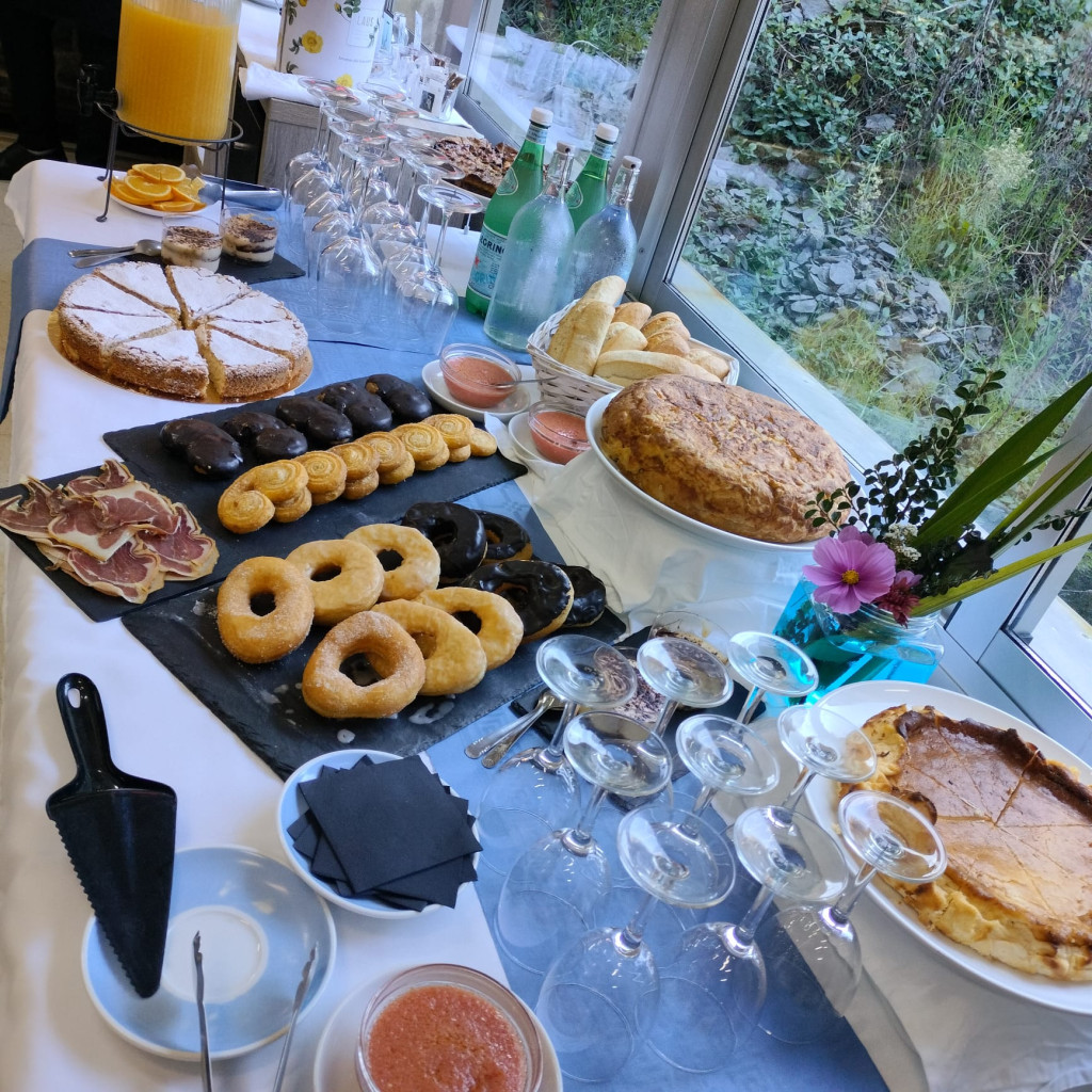 Monipuolinen aamupalakattaus.