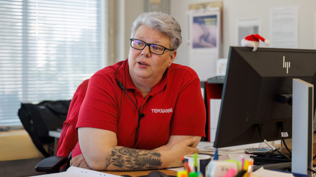 Myymäläpäällikkö Satu Nyman Spesian ja Tokmannin kumppanuudesta: ”Me olemme saaneet monta käsiparia auttamaan.” 