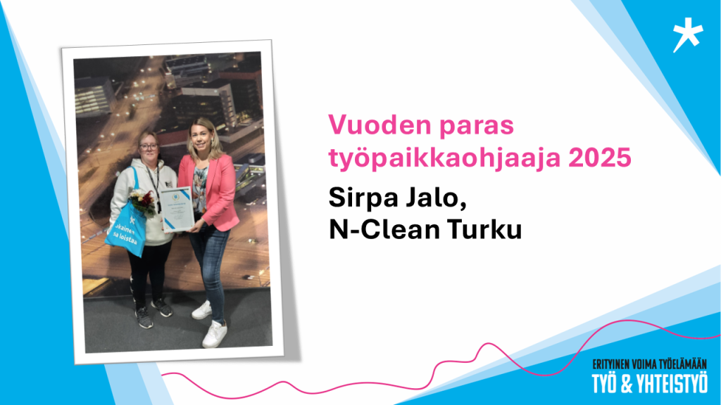 Myymäläpäällikkö Satu Nyman istuu toimistopöydän takana punaisessa Tokmannin paidassa.