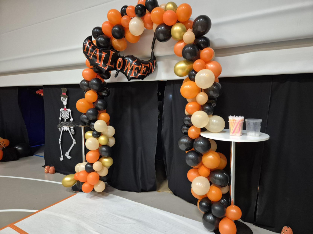 Halloween-teemainen ilmapallokaari. 