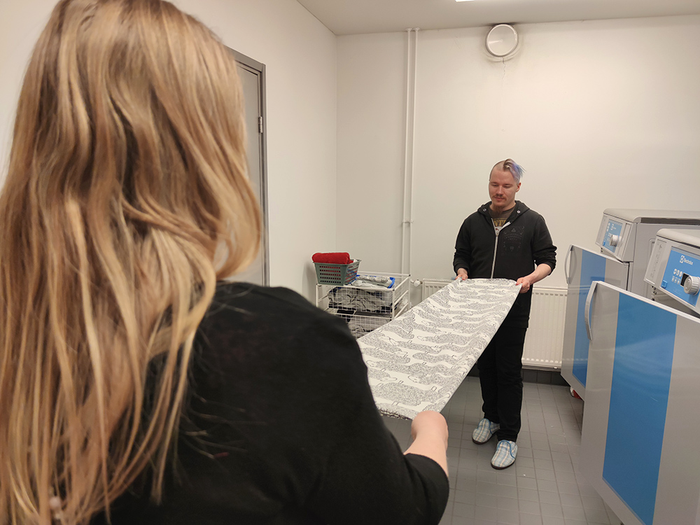 Lakananvetoa asuntolan pyykkituvalla.