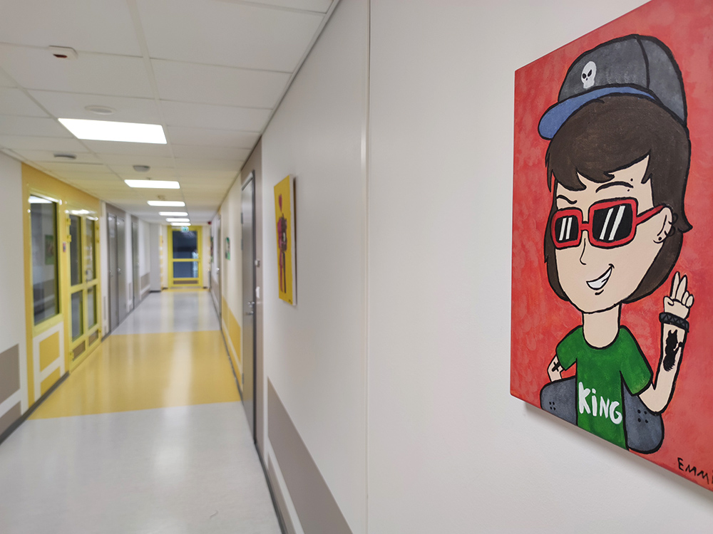 Näkymä opiskelija-asuntojen pitkälle valoisalle käytävälle.