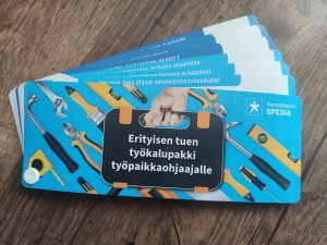 Erityisen tuen työkalupakki työpaikkaohjaajalle -esiteviuhka puoliksi avattuna.