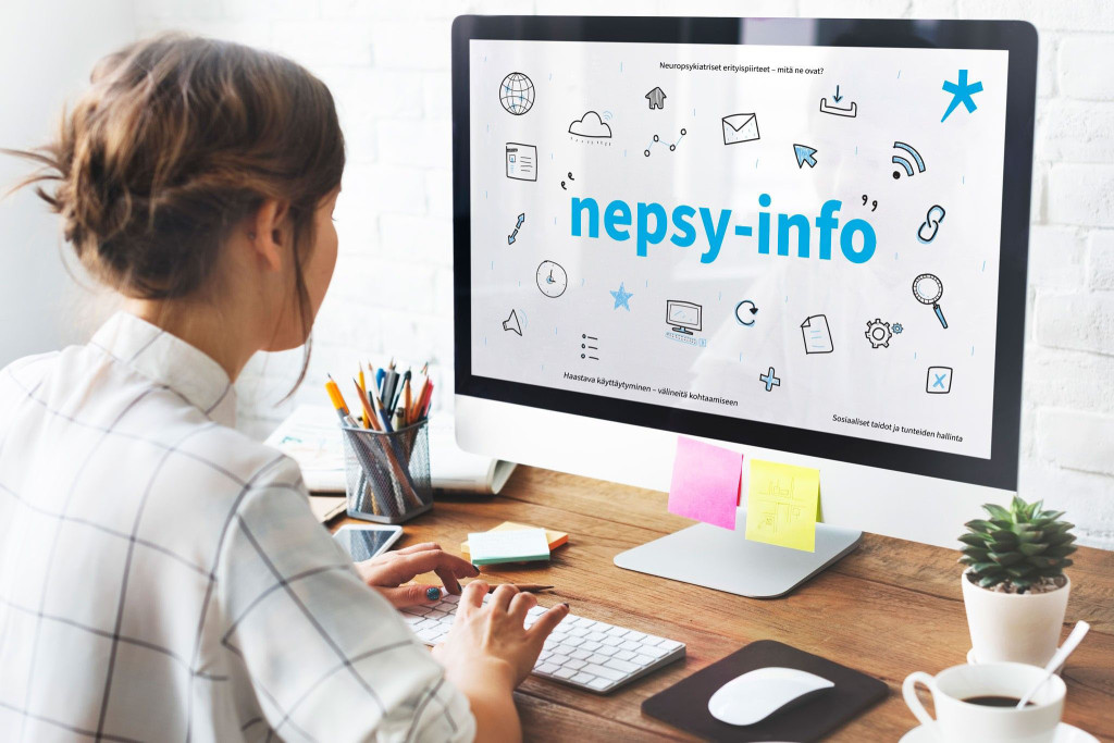 Henkilö istuu pöydän ääressä edessään tietokoneen näyttö, jossa lukee nepsy-info.
