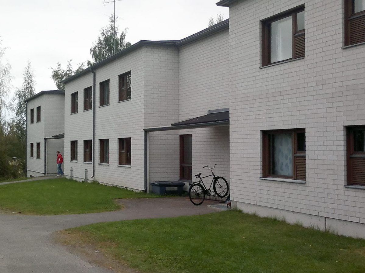 Kaunokkikujan opiskelija-asuntola Pieksämäellä: valkoinen kaksikerroksinen kerrostalo.