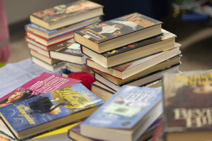 Pöydällä useita kirjapinoja.