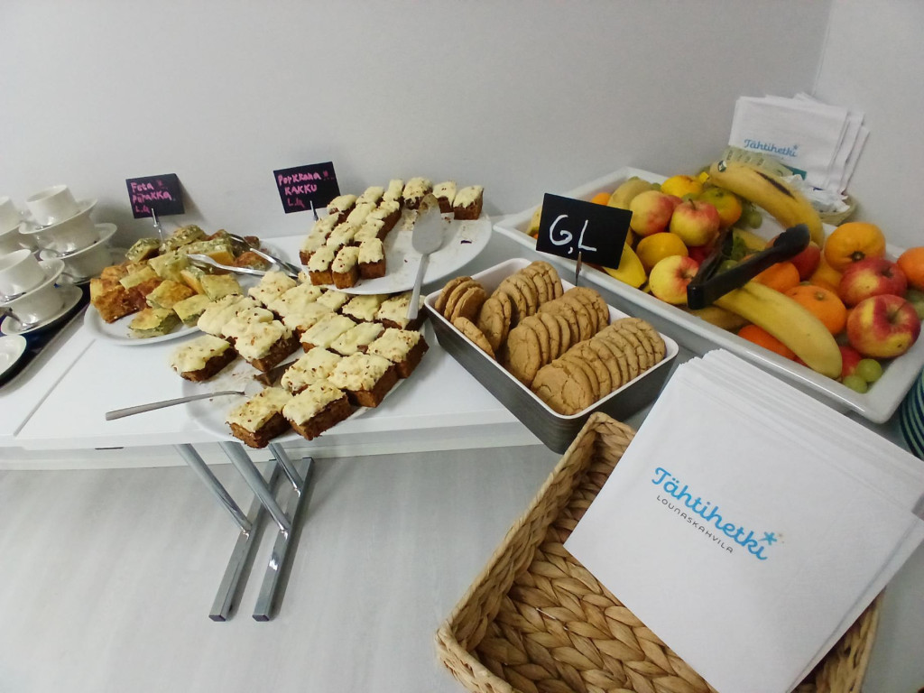 Opiskelijoiden leipomia ja tekemiä aamupalatarjottavia pöydällä.