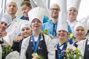 Spesian ravintola- ja cateringpalveluiden joukkue yhteiskuvassa. 