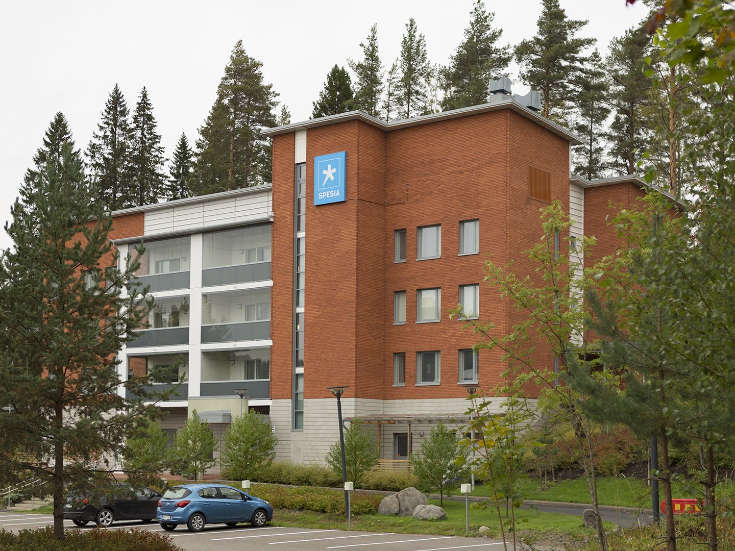 Spesian opiskelija-asuntola Valoranta, Jyväskylä: punatiilinen kerrostalo, jossa ylhäällä Spesia-kyltti.