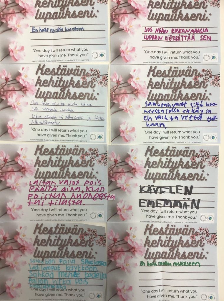Opiskelijoiden käsinkirjoittamat kestävän kehityksen lupaukset lapuilla, esim. "laitan valot pois päältä aina kun poistun huoneesta" ja "kävelen enemmän".