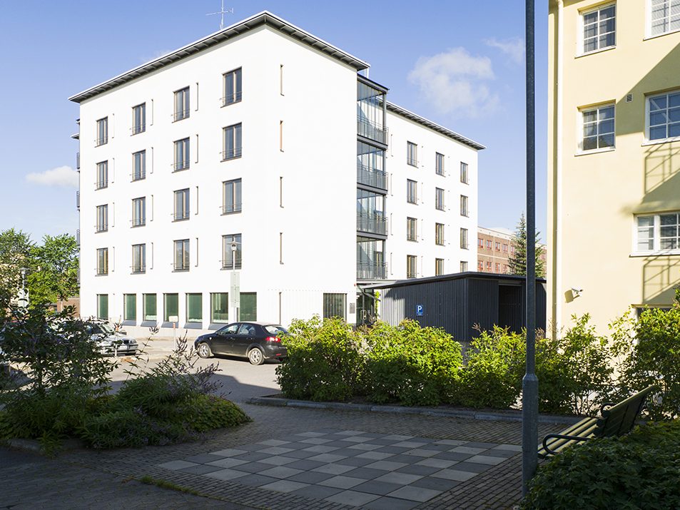 Esteetön Einola-asuntolarakennus Järvenpää, valkoinen viisikerroksinen kerrostalo.