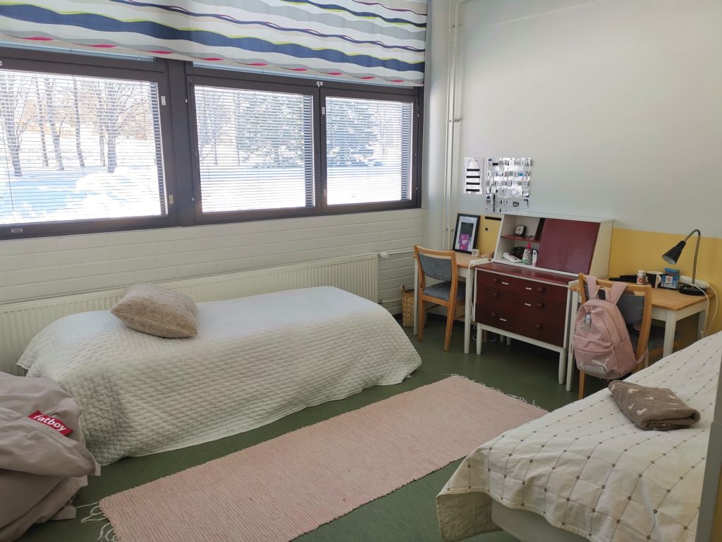 Opintien asuntola Pieksämäki, kuva huoneesta jossa kaksi sänkyä ja lipastoa.