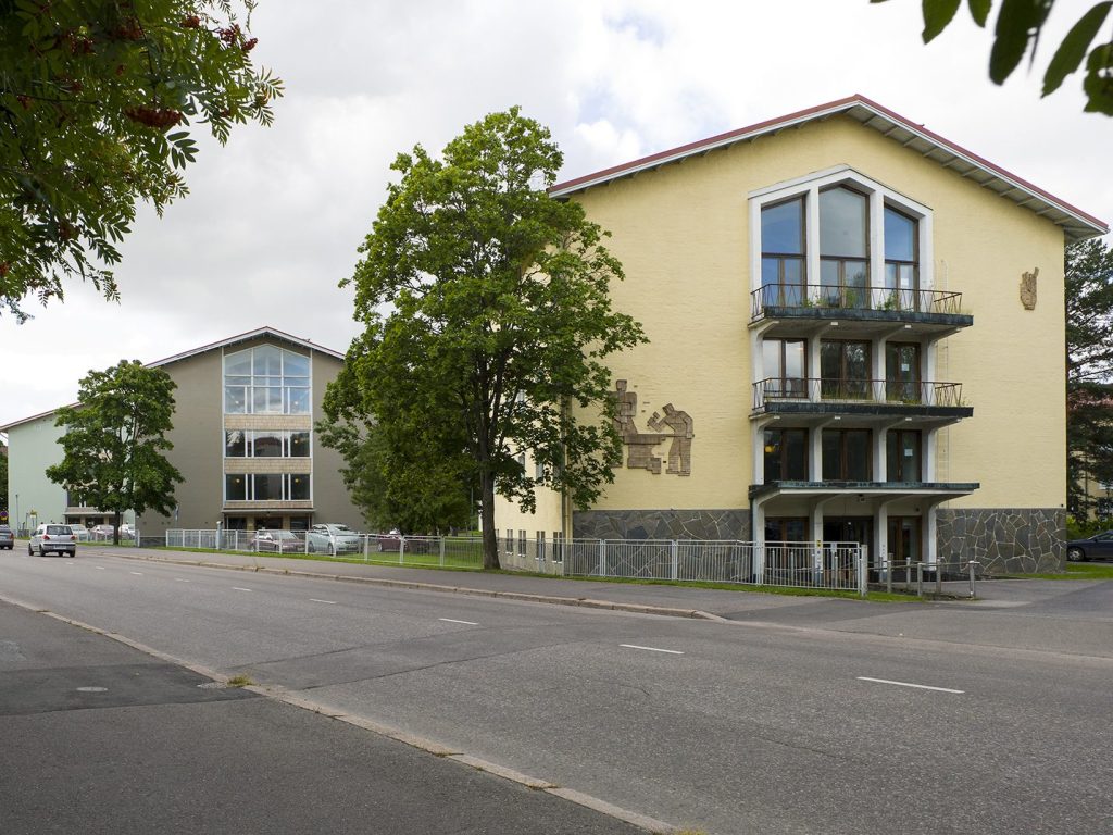 Spesian asuntoloita Järvenpäässä: kolme samanlaista, mutta eri väristä 50-luvun kerrostaloa.