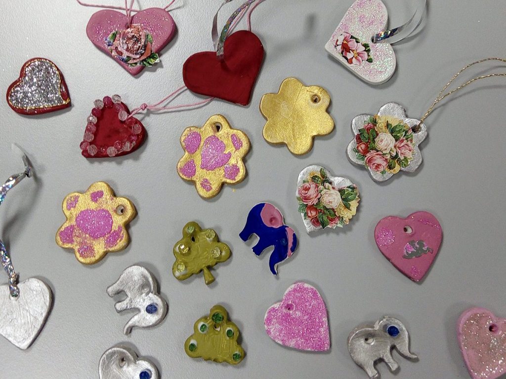 Massasta piparimuotilla tehtyjä koristeita.