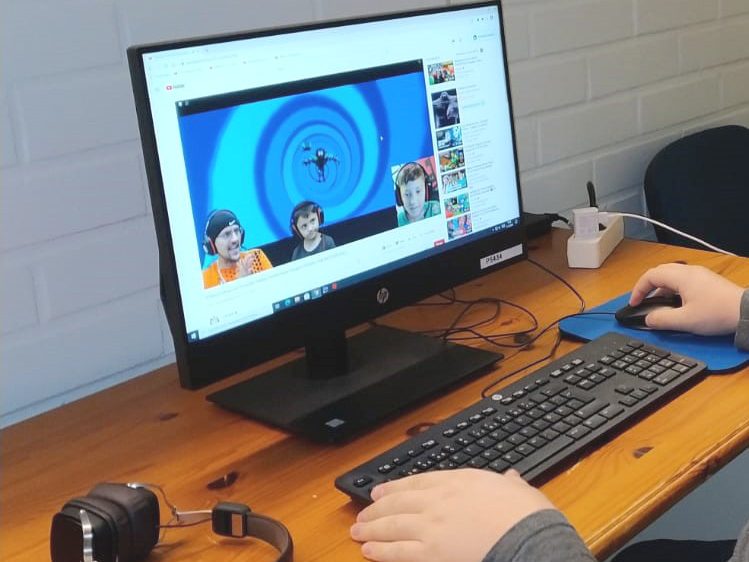 Tietokone ja kuulokkeet.