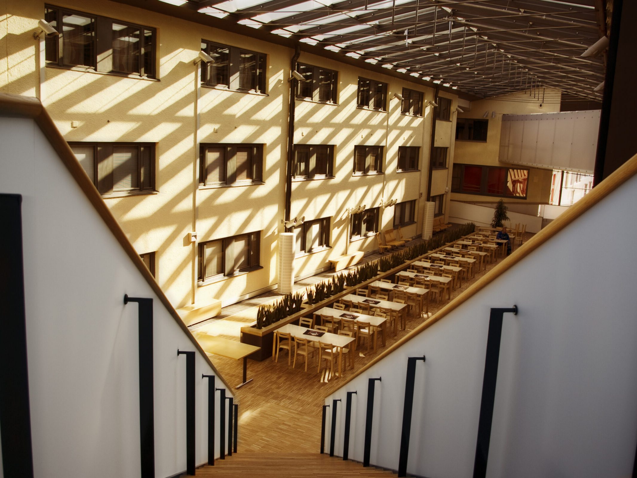 Spesian Turun toimipaikan talvipuutarhaksi kutsuttu suuri, avoin ruokailu- ja oleskelutila, jossa lasikatto.