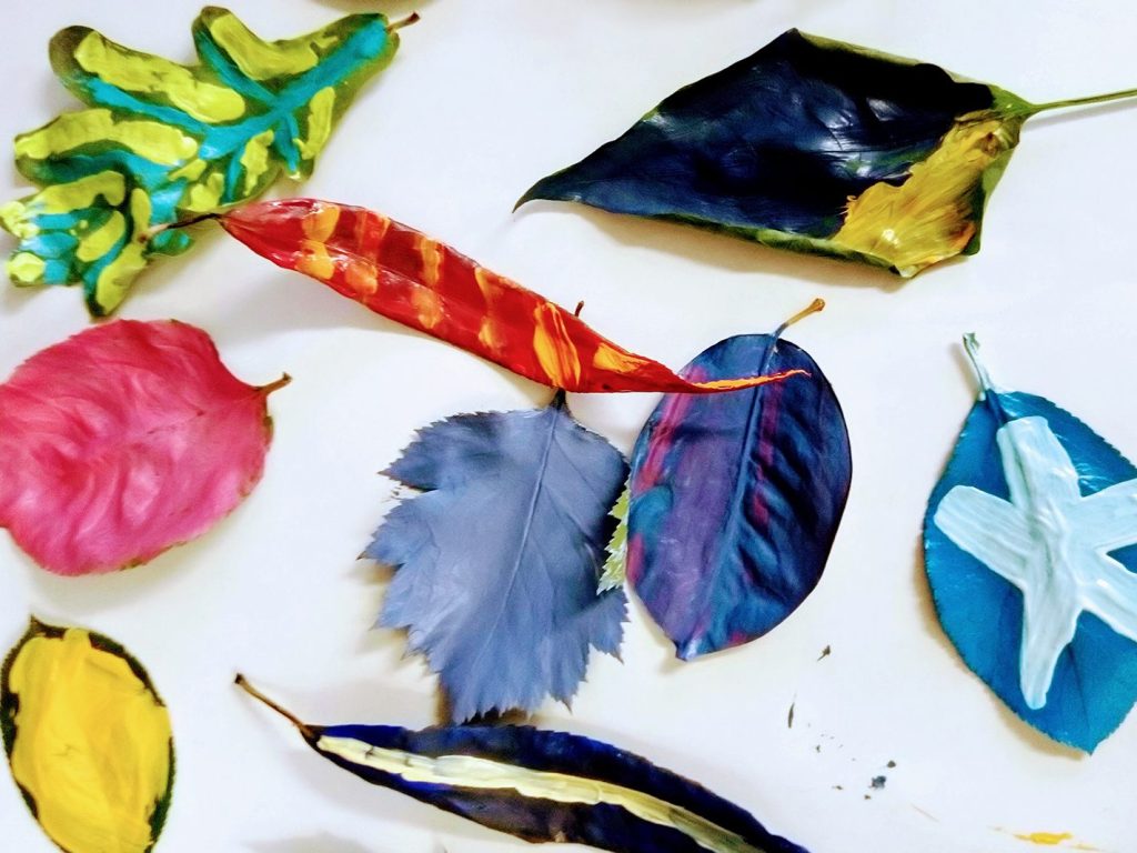 Värikkäitä maalattuja lehtiä.